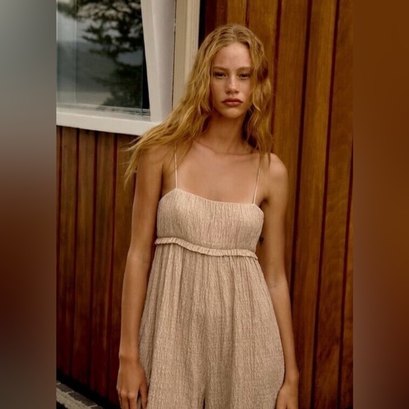 Zara Pants - ZARA WOMAN STRUCTURED RUFFLE
WIDD LEG JUMPSUIT